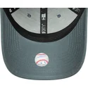 verstellbare-graue-curved-cap-mit-grauem-logo-9forty-league-essential-der-new-york-yankees-mlb-von-new-era