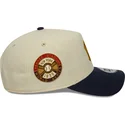 beige-und-marineblaue-gebogene-snapback-kappe-9forty-e-frame-world-series-patch-der-new-york-yankees-mlb-von-new-era