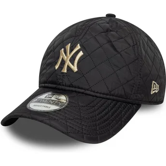 Schwarze verstellbare Curved Cap mit beigem Logo 9TWENTY Quilted der New York Yankees MLB von New Era