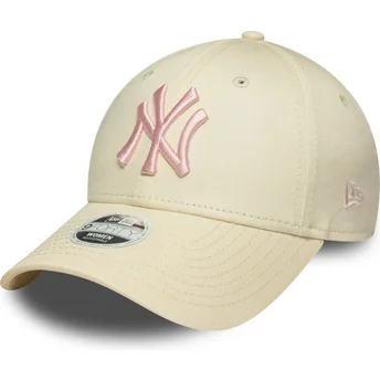 Gorra curva beige ajustable para mujer con logo rosa 9FORTY League Essential de New York Yankees MLB de New Era