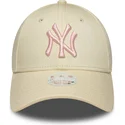 gorra-curva-beige-ajustable-para-mujer-con-logo-rosa-9forty-league-essential-de-new-york-yankees-mlb-de-new-era