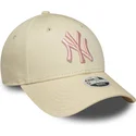 cap-zaoblena-beige-adjustable-strap-rosa-9forty-league-essential-new-york-yankees-mlb-new-era