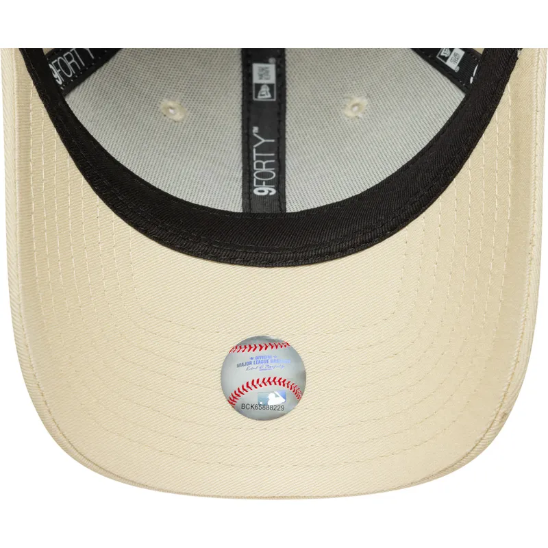 cap-zaoblena-beige-adjustable-strap-rosa-9forty-league-essential-new-york-yankees-mlb-new-era