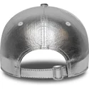gebogene-silberne-verstellbare-damenkappe-9forty-metallic-der-new-york-yankees-mlb-von-new-era