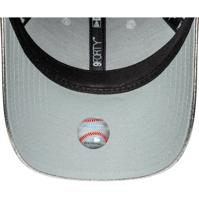 siltovka-zaoblena-strieborna-nastavitelny-plateada-9forty-metallic-new-york-yankees-mlb-new-era siltovka-zaoblena-strieborna-nastavitelny-plateada-9forty-metallic-new-york-yankees-mlb-new-era
