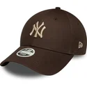 gorra-curva-marron-ajustable-para-mujer-con-logo-beige-9forty-league-essential-de-new-york-yankees-mlb-de-new-era