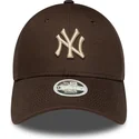 cap-zaoblena-brown-adjustable-strap-9forty-league-essential-new-york-yankees-mlb-new-era