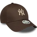 cap-zaoblena-brown-adjustable-strap-9forty-league-essential-new-york-yankees-mlb-new-era