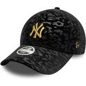 schwarze-verstellbare-curved-cap-fur-damen-mit-gelbem-logo-9forty-leo-velour-metallic-der-new-york-yankees-mlb-von-new-era