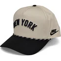beige-und-schwarze-gebogene-snapback-kappe-rise-structured-der-new-york-yankees-mlb-von-nike