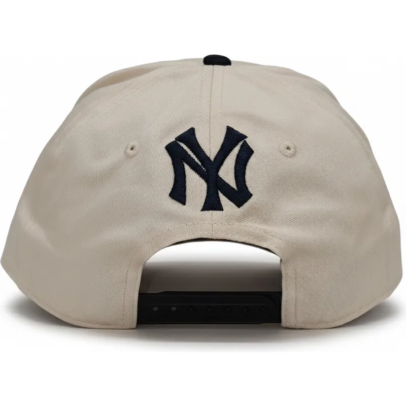 beige-und-schwarze-snapback-kappe-mit-gebogenem-schirm-rise-structured-new-york-yankees-mlb-von-nike