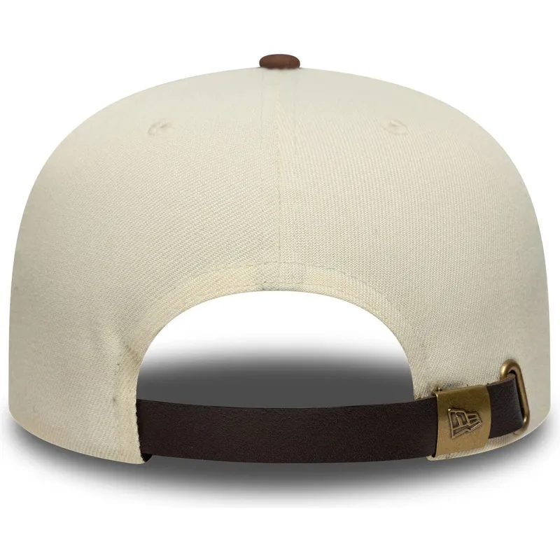beige-und-braune-verstellbare-curved-cap-9fifty-a-frame-suede-visor-der-new-york-yankees-mlb-von-new-era