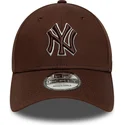 braune-verstellbare-curved-cap-mit-braunem-logo-9forty-outline-der-new-york-yankees-mlb-von-new-era