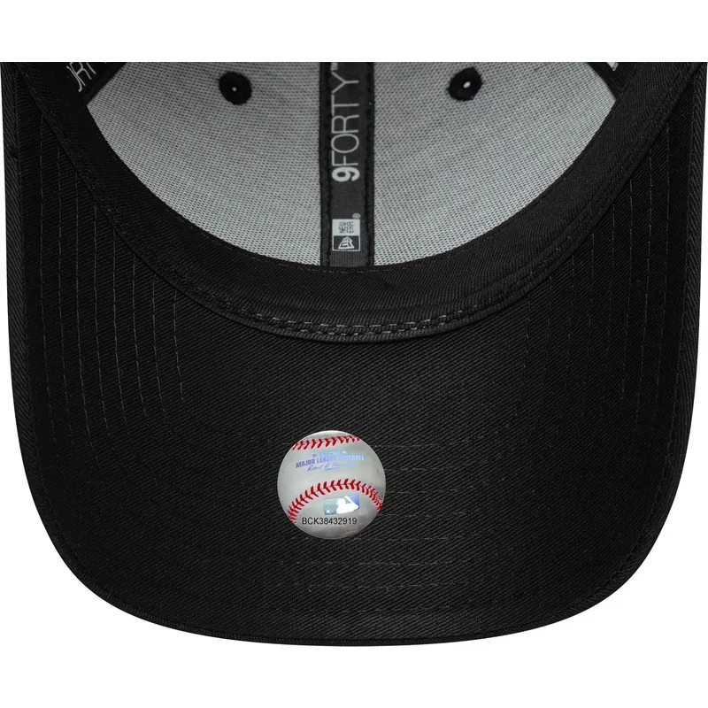 siltovka-zaoblena-cierna-snapback-9forty-metallic-new-york-yankees-mlb-new-era