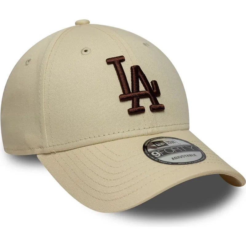 gorra-curva-beige-ajustable-con-logo-marron-9forty-league-essential-de-los-angeles-dodgers-mlb-de-new-era