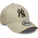 beige-gebogene-verstellbare-kappe-9forty-camo-infill-der-new-york-yankees-mlb-von-new-era