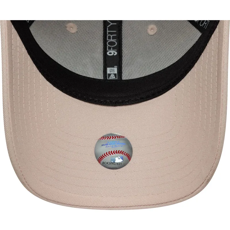 cap-zaoblena-pink-adjustable-strap-9forty-metallic-new-york-yankees-mlb-new-era