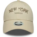 cap-zaoblena-beige-adjustable-strap-9forty-sequin-wordmark-new-york-yankees-mlb-new-era