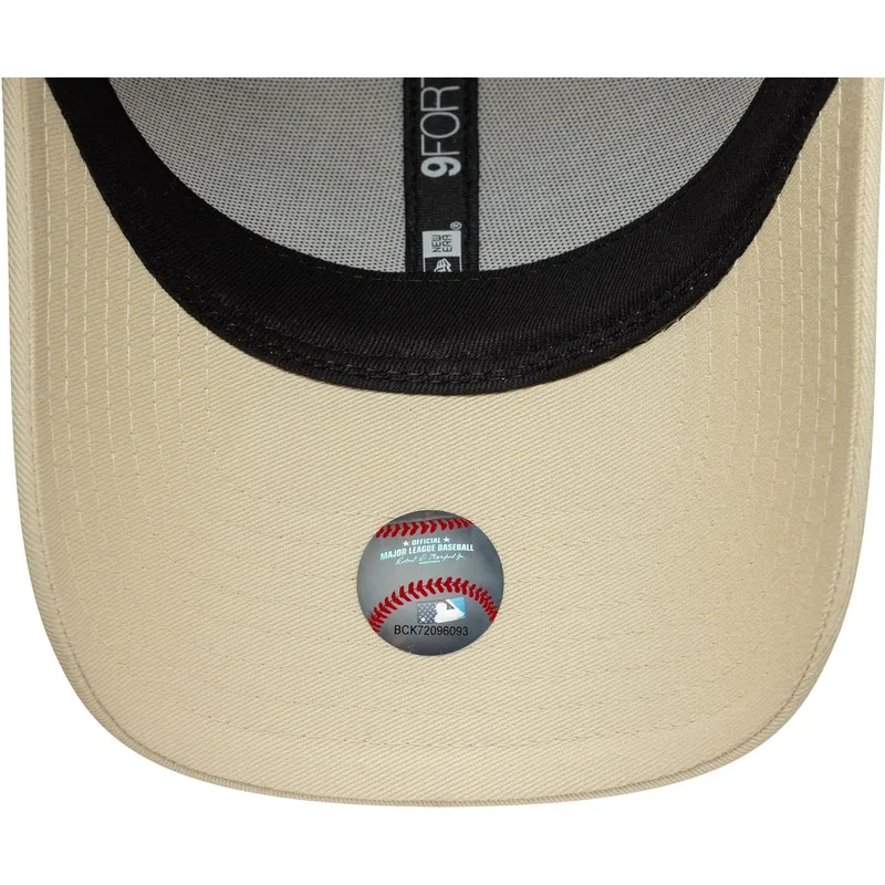 cap-zaoblena-beige-adjustable-strap-9forty-sequin-wordmark-new-york-yankees-mlb-new-era