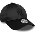 schwarze-gebogene-snapback-kappe-mit-schwarzem-logo-fur-damen-9forty-satin-der-new-york-yankees-mlb-von-new-era