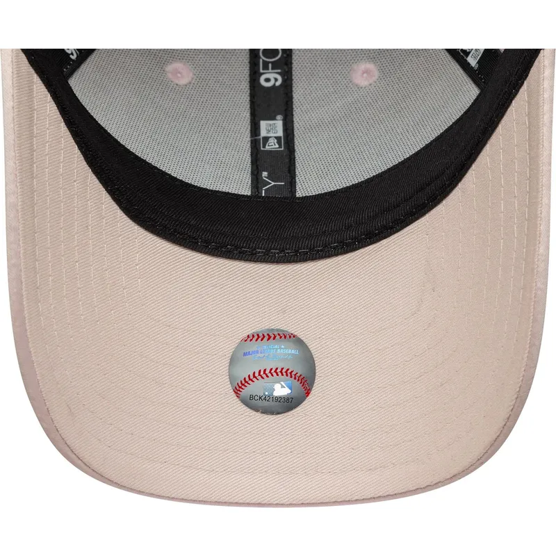 cap-zaoblena-pink-adjustable-strap-9forty-satin-new-york-yankees-mlb-new-era