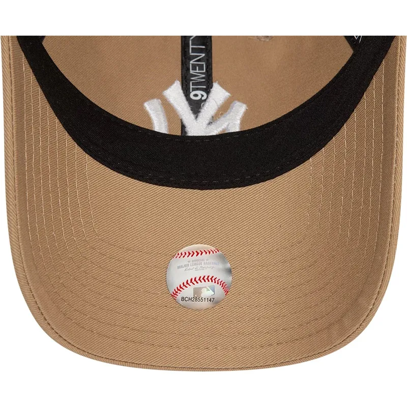 cap-zaoblena-brown-adjustable-strap-claro-9twenty-league-essential-new-york-yankees-mlb-new-era