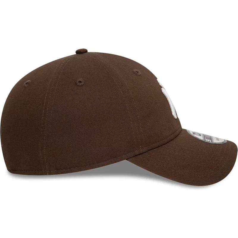 cap-zaoblena-brown-adjustable-strap-9twenty-league-essential-new-york-yankees-mlb-new-era