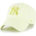 gorra-curva-amarilla-ajustable-con-logo-amarillo-clean-up-no-loop-label-de-new-york-yankees-mlb-de-47-brand