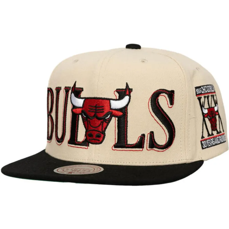 schwarze-und-beige-across-the-board-snapback-flatcap-der-chicago-bulls-nba-von-mitchell-ness