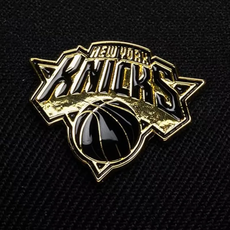 cap-zaoblena-black-snapback-pinned-gold-pro-new-york-knicks-nba-mitchell-ness