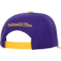 violette-und-gelbe-gebogene-kappe-snapback-team-script-20-pro-der-los-angeles-lakers-nba-von-mitchell-ness