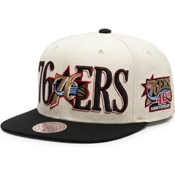 Μαύρο και μπεζ επίπεδο καπέλο snapback Across The Board των Philadelphia 76ers NBA από Mitchell & Ness