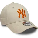 gorra-curva-beige-ajustable-con-logo-naranja-para-nino-9forty-league-essential-de-new-york-yankees-mlb-de-new-era