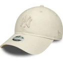 beige-verstellbare-curved-cap-mit-beigem-logo-fur-damen-9twenty-midi-linen-der-new-york-yankees-mlb-von-new-era