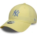 gelbe-gebogene-verstellbare-damenkappe-9twenty-league-essential-midi-der-new-york-yankees-mlb-von-new-era