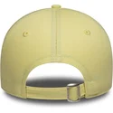 gelbe-gebogene-verstellbare-damenkappe-9twenty-league-essential-midi-der-new-york-yankees-mlb-von-new-era