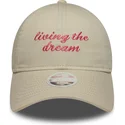beige-verstellbare-curved-cap-fur-damen-9twenty-living-the-dream-slogan-von-new-era