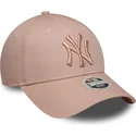 gorra-curva-rosa-ajustable-con-logo-rosa-para-mujer-9forty-league-essential-de-new-york-yankees-mlb-de-new-era