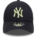 gorra-curva-azul-marino-ajustable-con-logo-amarillo-9forty-league-essential-de-new-york-yankees-mlb-de-new-era