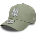 grune-gebogene-snapback-kappe-e-frame-league-essential-der-new-york-yankees-mlb-von-new-era