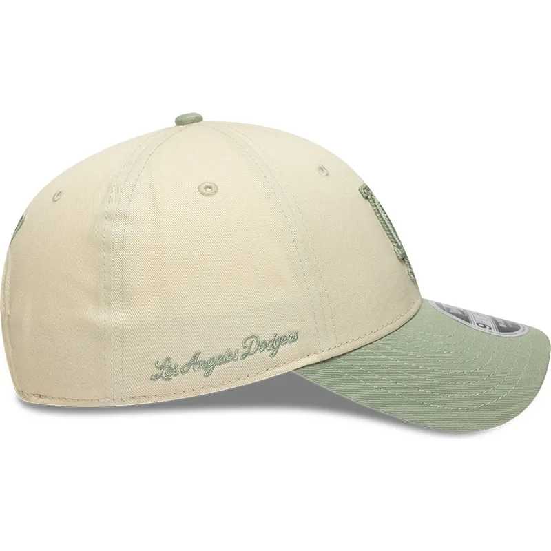 beige-und-grune-gebogene-snapback-kappe-mit-grunem-logo-9forty-m-crown-side-script-der-los-angeles-dodgers-mlb-von-new-era