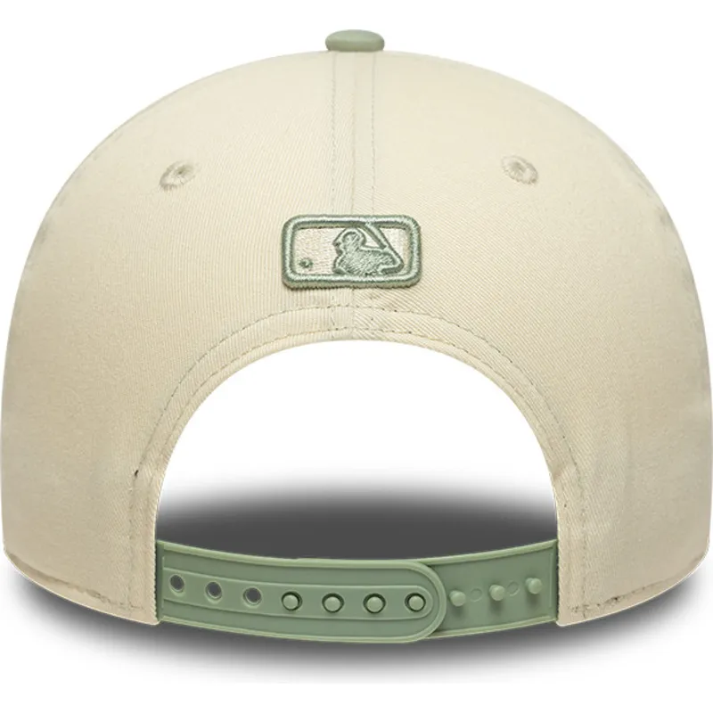 beige-und-grune-gebogene-snapback-kappe-mit-grunem-logo-9forty-m-crown-side-script-der-los-angeles-dodgers-mlb-von-new-era