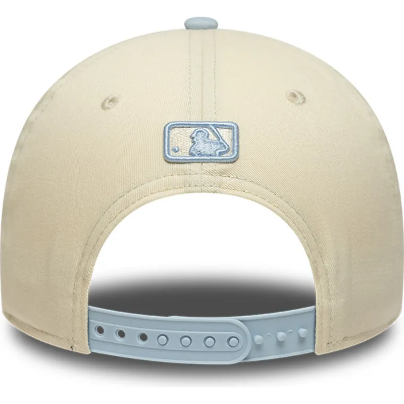 gorra-curva-beige-y-azul-snapback-con-logo-azul-9forty-m-crown-side-script-de-new-york-yankees-mlb-de-new-era