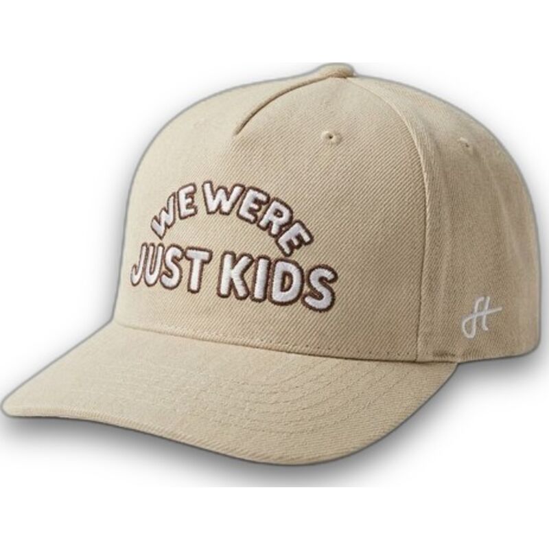 gorra-curva-beige-snapback-just-kids-the-retro-de-homenage