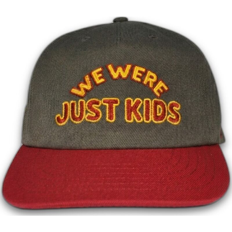 gorra-curva-gris-y-roja-snapback-just-kids-the-retro-de-homenage