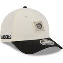 beige-und-schwarze-gebogene-snapback-kappe-9forty-m-crown-training-pack-2026-der-las-vegas-raiders-nfl-von-new-era