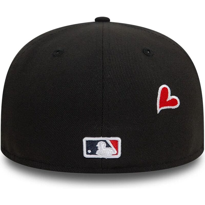 schwarze-enganliegende-59fifty-flatcap-heart-icon-der-atlanta-braves-mlb-von-new-era
