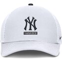 cap-zaoblena-white-snapback-primetime-dri-fit-rise-structured-new-york-yankees-mlb-nike