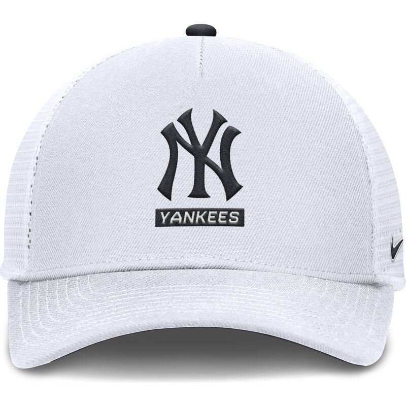 weisse-trucker-kappe-primetime-dri-fit-rise-structured-der-new-york-yankees-mlb-von-nike weisse-trucker-kappe-primetime-dri-fit-rise-structured-der-new-york-yankees-mlb-von-nike
