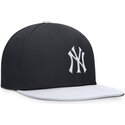 marineblaue-und-weisse-flache-snapback-kappe-fur-jungen-dri-fit-pro-structured-square-bill-von-new-york-yankees-mlb-von-nike